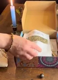 Caixa de ritual a ser preparada à mão, com vela azul acesa